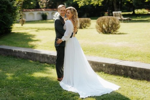 Braut und Bräutigam im Park