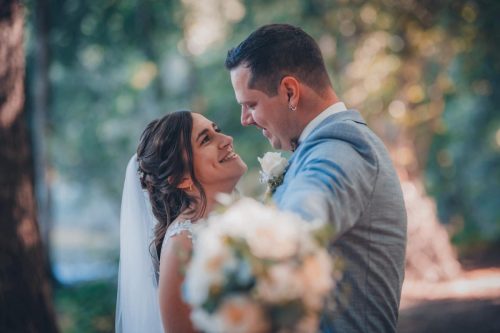 Braut und Bräutigam sehen sich verliebt an