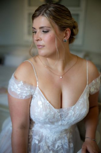 Profil der braut mit zartem Make Up