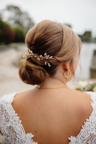 Nahaufnahme Brautfrisur mit zarten Haarschmuck