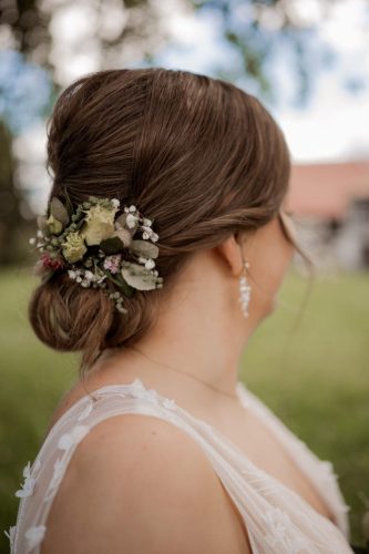 Nahaufnahme Brautfrisur mit Blumendetail