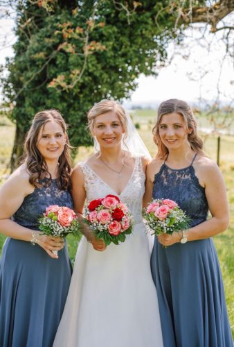 Braut und Brautjungfern mit Hochsteckfrisuren und Half Up Half Down Frisuren