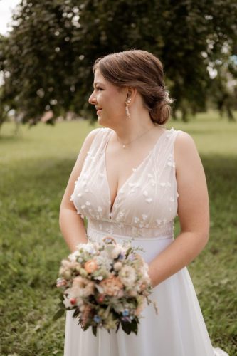 Braut steht im Profil 