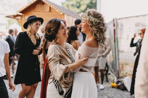 Braut und Frau umarmen sich herzlich