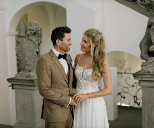 Braut und Bräutigam schauen sich verliebt an