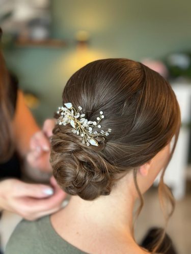 Nahaufnahme Brautfrisur mit Glitzer Accessoire
