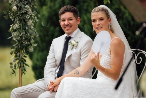 Braut und Bräutigam in der Kutsche