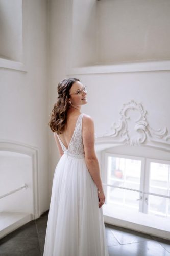 Braut mit Half Up Half Down Frisur und langen Wellen