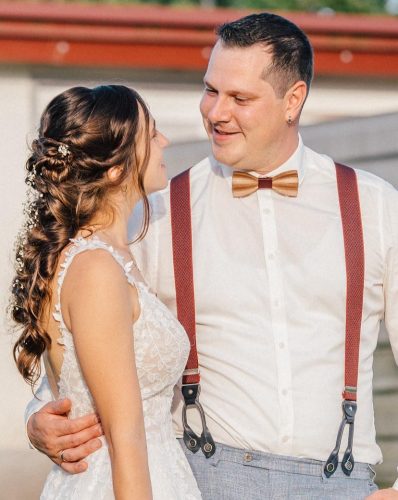 Braut und Bräutigam schauen sich verliebt an