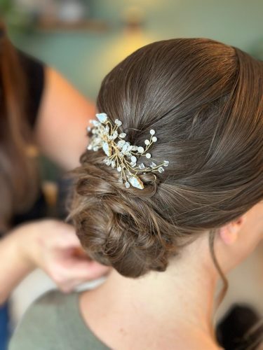 Nahaufnahme Hochsteckfrisur mit funkelndem Accessoire